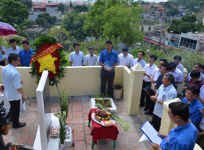 Chủ tịch HĐTV Trần Ngọc Thành và các đại biểu dâng hương tại bia tưởng niệm chiến sỹ TNXP đường sắt tuyến Hà Nội - Mục Nam Quan