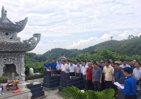 Đảng ủy, chuyên môn, Công đoàn và Đoàn TN Công ty tham gia cùng Tổng Công ty ĐSVN dâng hương tại Khu tưởng niệm Thanh niên xung phong khôi phục đường sắt tuyến Yên Bái-Lào Cai