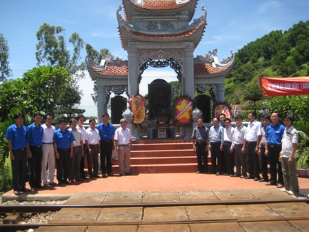 Đoàn TNĐS dâng hương tại Bia tưởng niệm các liệt sỹ TNXP hy sinh tại Ga Núi Gôi (Nam Định)