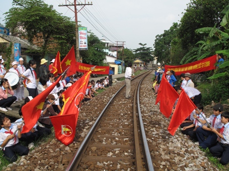 Các em học sinh tham gia Lễ ra quân hưởng ứng ngày Môi trường Đường sắt
