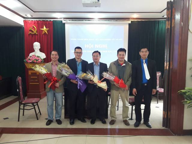 Đ/c Nguyễn Văn Thiệu Bí thư Đoàn Chi nhánh Đoàn tiếp viên Đường sắt Hà Nội tặng hoa các đồng chí nguyên Bí thư đoàn đơn vị 