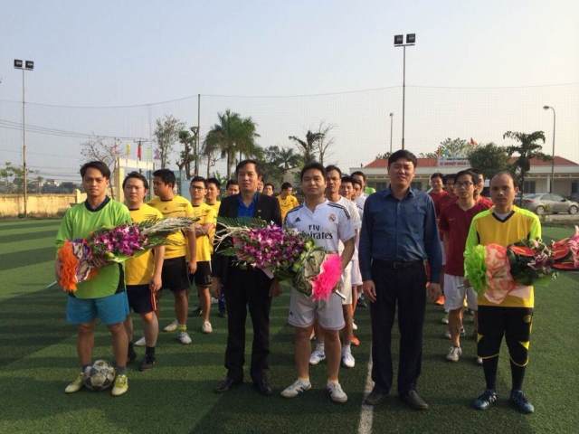 Các đồng chí đại biểu tặng hoa cho các đội tham gia