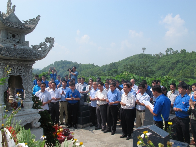 Phó TGĐ Ngô Cao Vân và các đại biểu dâng hương tại khu tưởng niệm TNXP ĐS tuyến Yên Bái – Lào Cai