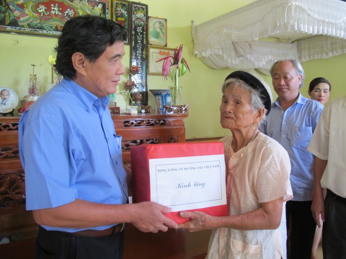 Phó TGĐ Ngô Cao Vân trao quà cho mẹ VNAH Nguyễn Thị Lô