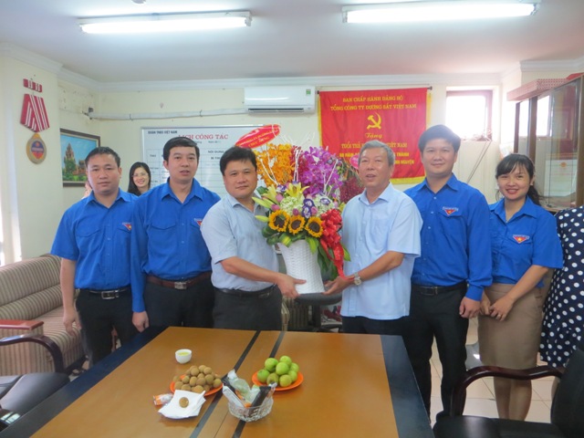Đ/c Trần Ngọc Thành Bí thư Đảng ủy Chủ tịch Hội đồng Thành viên Tổng Công ty ĐSVN tặng hoa chúc mừng