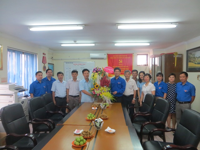 Đ/c Mai Thành Phương - Chủ tịch Công đoàn Đường sắt Việt Nam tặng hoa chúc mừng