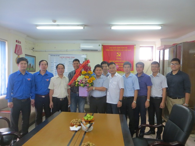 Đoàn TN Công ty CP Vận tải Đường sắt Hà Nội tặng hoa chúc mừng