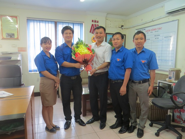 Đoàn TN Xí nghiệp Đầu máy Hà Nội tặng hoa chúc mừng