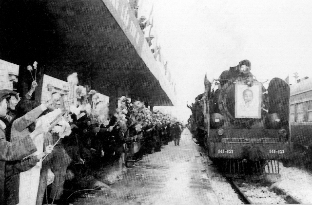 Đoàn tàu khánh thành tuyến Đường sắt Thống nhất đến Ga Hà Nội ngày 04/1/1977