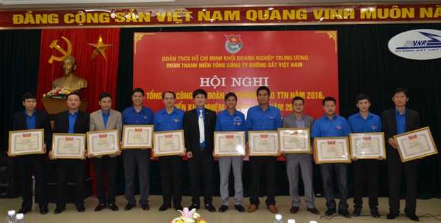 Đ/c Trần Ngọc Lâm - Phó Bí thư thường trực Đoàn Thanh niên Tổng công ty ĐSVN trao bằng khen của trung ương cho các đơn vị 