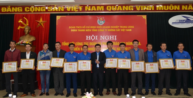 Đ/c Dương Văn Thư – Bí thư Đoàn TN Tổng công ty ĐSVN trao thưởng cho các tập thể đạt bằng khen của Khối Doanh nghiệp trung ương