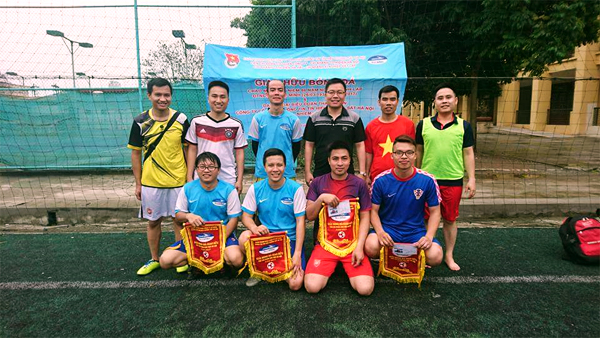 Đ/c Lê Ngọc Tùng - Bí thư ĐTN Công ty trao cờ lưu niệm và giải thưởng cho các đơn vị tham gia 'Giải bóng đá giao hữu các đơn vị khu vực Hà Nội - Năm 2017'