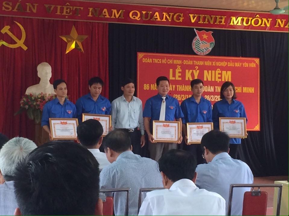 Trao giấy khen của Đoàn Thanh niên TCT Đường sắt Việt Nam cho Đoàn viên xuất sắc trong năm 2016.