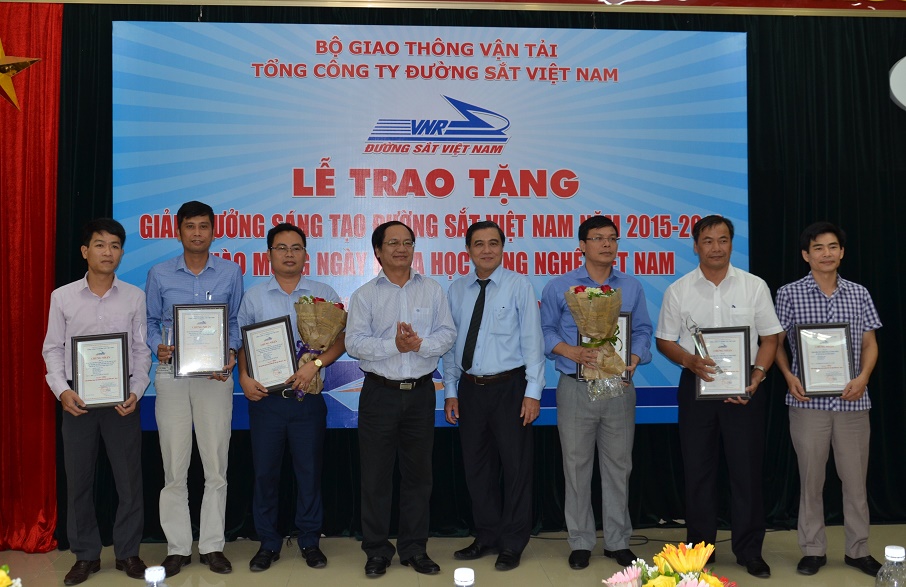 Tổng giám đốc Vũ Tá Tùng và Phó TGĐ Ngô Cao Vân trao giải Nhì Giải thưởng Sáng tạo ĐSVN 2015 - 2016