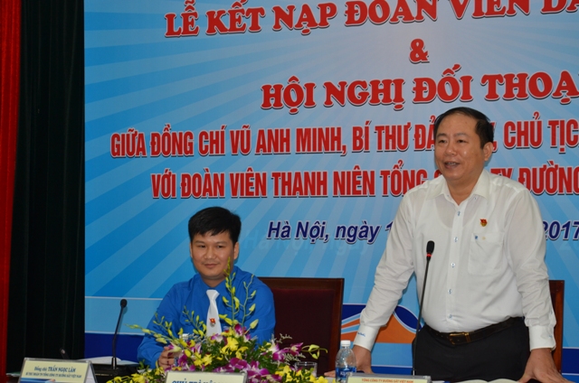 Đồng chí Vũ Anh Minh - Bí thư Đảng ủy, Chủ tịch Hội đồng thành viên Tổng công ty ĐSVN trao đổi với CB-ĐVTN