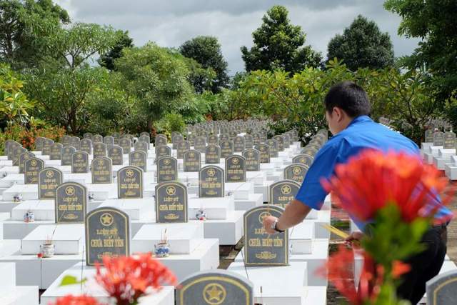 Đoàn TN thắp hương cho các đồng chí anh hùng liệt sỹ trong nghĩa trang