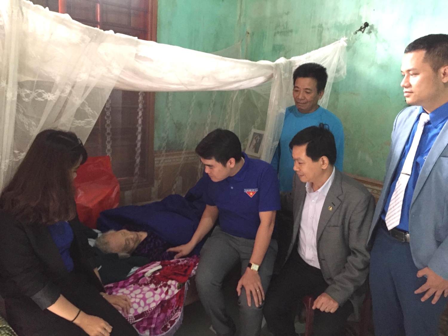Đoàn Cty CP VTĐS Hà Nội thăm, tặng quà Mẹ VNAH