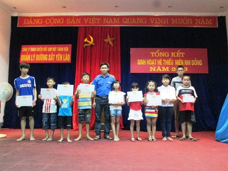 Đoàn TN Công ty TNHH một thành viên QLĐS Yên Lào tổ chức tổng kết Hè 2013 và trao phần thưởng học sinh giỏi năm học 2012 - 2013.