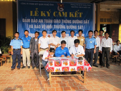 Đoàn TN Công ty TNHH MTV QLĐS Nghệ Tĩnh tổ chức các hoạt động đảm bảo ATGT đường sắt.