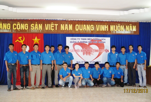Đoàn viên TN Công ty TNHH MTV QLĐS Phú Khánh tham gia Ngày hội hiến máu tình nguyện.