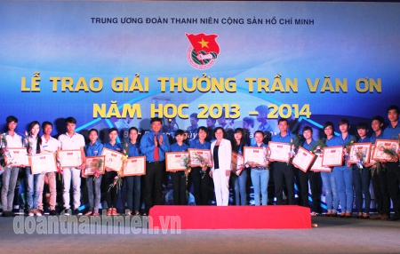 Trao giải thưởng “Trần Văn Ơn” cho 100 học sinh xuất sắc tiêu biểu, năm học 2013 - 2014