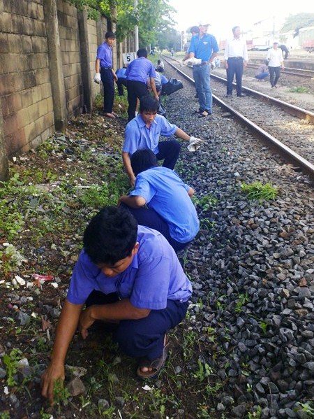 Đoàn TN Công ty KSG tổ chức hoạt động thanh niên tình nguyện thu gom rác thải trên các đoàn tàu hàng