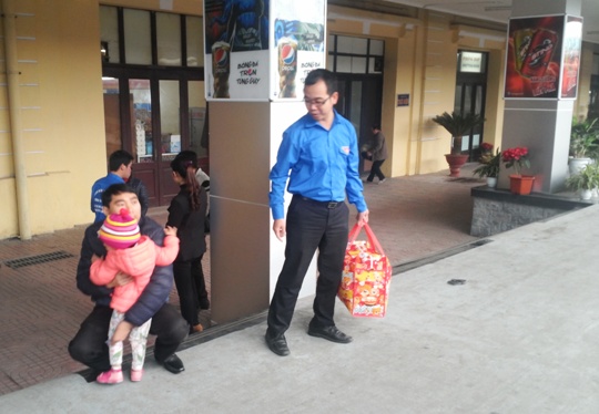 Đoàn TN Công ty Vận tải đường sắt Hà Nội tổ chức hoạt động thanh niên tình nguyện phục vụ khách hàng dịp vận tải cao điểm Tết Ất Mùi 2015